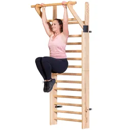 Holz-Klettergerüst mit einer schwingenden Stange. Eine Person hängt daran und hat die Beine angewinkelt.