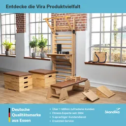 Holzregal mit Trainingsgeräten, Bänken und Fitnesszubehör in einem Raum mit großen Fenstern und Backsteinwänden.