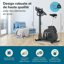 Fitnessgerät in einem Raum mit Holzboden, Couch, Kissen und Decke. Maße und Produktdetails sind angegeben.