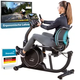Eine Person sitzt auf einem Stationärfahrrad mit ergonomischer Lehne. Im Hintergrund ist ein Bildschirm mit einer Radstrecke zu sehen. Am Fahrrad befindet sich ein Monitor mit Bedienelementen. Ein Qualitätssiegel der Marke Skandika ist ebenfalls sichtbar.