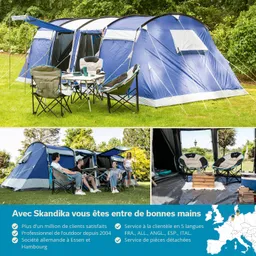 Zelt in blauer Farbe auf einer Wiese mit zwei Klappstühlen und Tisch. Personen sitzen entspannt im Freien.