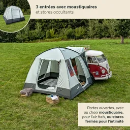 Zelt mit drei Eingängen und Moskitonetzen, neben einem Wohnmobil auf einer Wiese, umgeben von Bäumen.