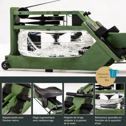 Rudergerät mit grünem Holzrahmen und transparentem Wassertank. Ergonomischer Sitz und Fußstützen mit Velcro-Befestigung.