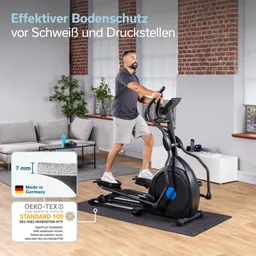 Mann auf einem Ellipsentrainer in einem modernen Raum. Hervorhebung eines Bodenschutzes aus 7 mm dickem Material.