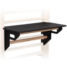 Schwarz-gelbes Regal mit einer Holzplatte und seitlichen Halterungen, montiert an einer Wand mit Holzlatten.