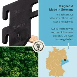 Schwarzes Holzprodukt mit einem Holzgriff, umgeben von Textinformationen zu Material und Herkunft in einem grafischen Layout.