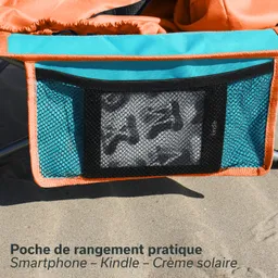 Oranger Stuhl mit einer praktischen Netztasche in Türkis für Smartphone, Kindle und Sonnencreme, auf Sanduntergrund.