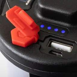 Schwarzer Geräteoberfläche mit USB-Anschluss, rotem Gummi-Element und vier blauen Leuchtdioden.