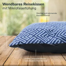 Wendbares Reise- oder Kissen mit Mikrofasern, weich und warm, auf Holzuntergrund, 10 cm hoch, geometrisches Muster.