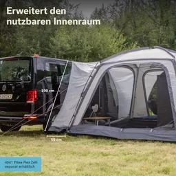Zelt neben einem schwarzen Fahrzeug. Das Zelt hat große Fenster und befindet sich auf einer Wiese, umgeben von Bäumen.