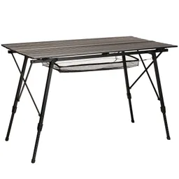 Klappbarer Tisch mit aluminierten Lamellen und einem unteren Netz, gestützt von schwarzen, höhenverstellbaren Beinen.
