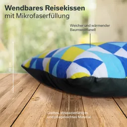 Wendbares Reisekissen mit Mikrofaserfüllung, geometrisches Design in Blau, Gelb und Weiß, auf Holzoberfläche.