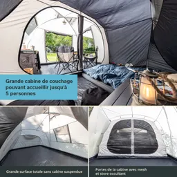 Zeltinterieur mit Schlafbereich für bis zu fünf Personen, Stühlen, einem Tisch und einem Schlafsack. Fenster und Lichtquelle sichtbar.