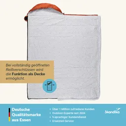 Schlafsack in weiß mit geometrischem Muster und orangefarbener Kapuze, Beschreibungstext und Logos in drei Farben.