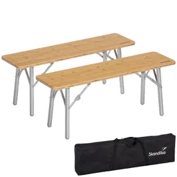 Zwei klappbare Bänke mit Bambusoberfläche und silbernen Metallbeinen, daneben eine schwarze Tragetasche.