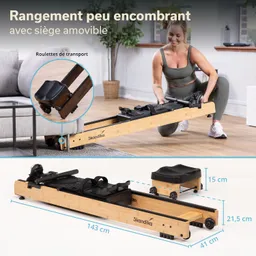 Pferde-Boot-Trainer aus Holz mit abnehmbarem Sitz. Person hebt das Gerät an, während Möbel im Hintergrund sichtbar sind.