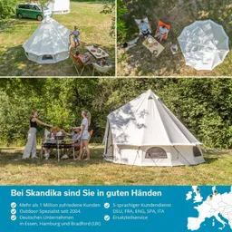 Gruppen von Personen sitzen und stehen um einen Tisch im Freien, umgeben von Bäumen und einem großen Zelt. Im Hintergrund steht ein Fahrzeug.