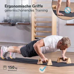 Person führt Liegestütze auf einer Matte mit hölzernen Griffen aus. Im Hintergrund ist eine Holzleiter sichtbar.
