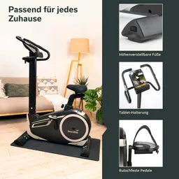 Ein Heimtrainer mit verstellbarem Sitz und Tablet-Halterung steht auf einem Teppich in einem Wohnraum mit Sofa und Pflanze.