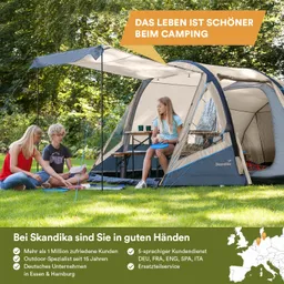 Campingzelt auf einer Wiese, zwei Personen sitzen auf dem Boden und eine Person ist auf einem Stuhl. Bäume im Hintergrund.