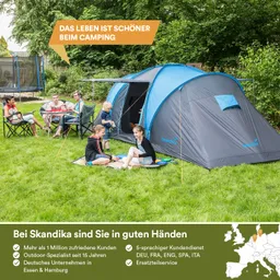 Zelt mit blauen und grauen Elementen auf einer grünen Wiese. Mehrere Personen sitzen auf Campingstühlen, spielen und essen.
