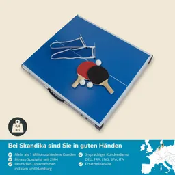Bluetablette mit Netzkanten, zwei Tischtennisschlägern (einer rot, einer schwarz), drei Tischtennisbällen und einem Netz.