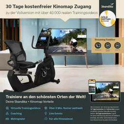 Ein Trainingsgerät in einem modernen Wohnraum, mit einem Bildschirm im Hintergrund, der eine Radfahr-Szene zeigt. Links befindet sich der Sitz und das Display des Geräts, rechts der Fernseher. Textinformationen über Kinomap und Vorteile sind sichtbar.