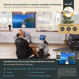 Eine Person sitzt auf einem Rudergerät in einem modernen Raum. Auf einem großen Bildschirm ist eine Trainingsvideoansicht zu sehen. Ein Tablet mit derselben Ansicht liegt neben der Person. Im Hintergrund sind Fenster und weitere Möbel zu erkennen.