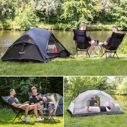 Zelt an einem See mit zwei Personen in Stühlen. Eine Person sitzt am Tisch, die andere im Zelt liegend, umgeben von Bäumen.