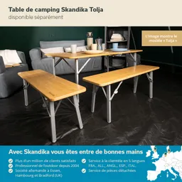 Klappbare Campingtische mit Holzoberflächen und grauen Metallgestellen, umgeben von einem Zelt und einer Couch.