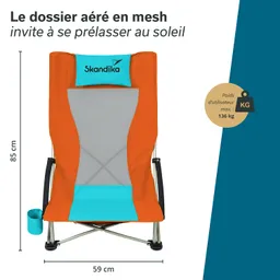 Faltstuhl mit orangefarbener Polsterung, grauem Mesh-Rücken und türkisfarbener Unterkante. Seitlich eine Becherhalterung. Maße: 85 cm Höhe, 59 cm Breite.