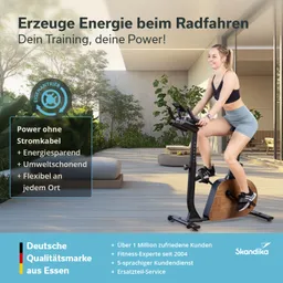 Person auf einem Heimtrainer in einem stilvollen Raum mit Pflanzen. Textinformationen zu Energieerzeugung und Marke.