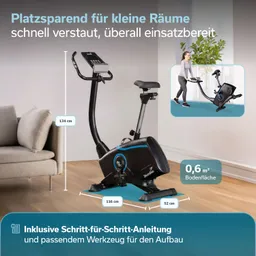 Ein Fahrradergometer steht auf einem Holzboden. Details wie verstellbare Lenkerposition, große Anti-Rutsch-Pedale und ein gepolsterter Sitz sind zu sehen.
