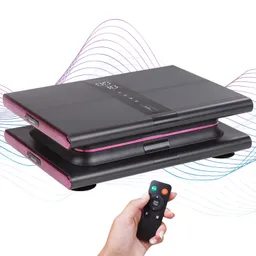 Schwarze und pinke Fitnessgeräte stapeln sich übereinander. Eine Hand hält eine Fernbedienung mit Tasten.