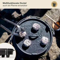 Schwarzer, runder Deckel mit mehreren Kohlen darauf. Im Vordergrund eine Zange. Hintergrund unscharf. Maße 9 cm.