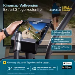 Ein Tablet mit Trainingsvideos ist auf einem Halter an einem Fitnessgerät montiert. Im Hintergrund ist eine Landschaft mit einem Läufer sichtbar. Textinformationen zu Kinomap und Skandika sind vorhanden.