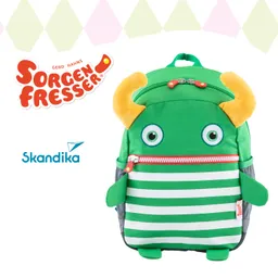 Grüner Rucksack mit Monsterdesign, Augen und Hörnern. Halbschicht mit grünen und weißen Streifen. Logos oben links und unten rechts.