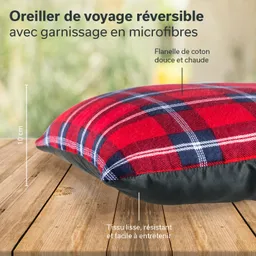 Reise-Kissen in rot-blauer Karomusterung, 10 cm hoch, auf Holzuntergrund. Beschreibungen von Materialien und Eigenschaften.