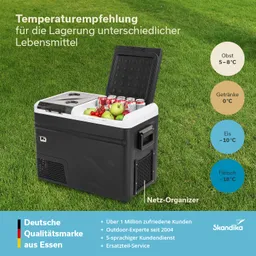 Kühlbox auf Gras mit geöffnetem Deckel. In der Box sind Getränke und Obst. Angaben zur Lagertemperatur für verschiedene Lebensmittel.