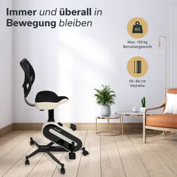 Drehstuhl mit einer Kombination aus schwarzem und weißem Design, Pflanzen und einem Tisch im Hintergrund, helles Interieur.