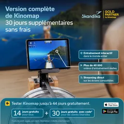 Tablet auf einem Rudergerät, das eine Trainingsanwendung zeigt. Hintergrund mit einem Wasserlandschaftsbild. Werbung für Kinomap.
