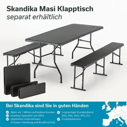Klapptisch und zwei Bänke in Schwarz, zusammengeklappt auf der linken Seite, ruhen auf einem weißen Hintergrund.