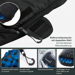 Schwarzer Schlafsack mit Reißverschluss und Klettverschluss, Innentasche in blauem Karodesign, Waschhinweis und Kapuze.