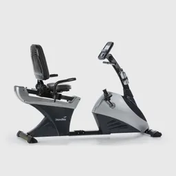 Sitzendes Fahrrad mit verstellbarem Sitz, Pedalen und Monitor. Die Oberfläche ist in Silber und Schwarz gehalten.
