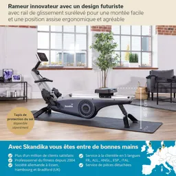 Rudergerät mit futuristischem Design, in einem hellen Raum mit Pflanzen und Fenster, auf einer Trainingsmatte platziert.