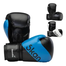 Boxhandschuhe in Schwarz und Blau, mit einem Logo auf der Seite. Im Hintergrund sind weitere Boxhandschuhe in Schwarz und Weiß sichtbar.