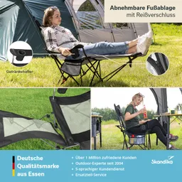 Eine Person sitzt entspannt auf einem Klappstuhl im Freien. Der Stuhl hat eine abnehmbare Fußablage und einen Getränkehalter. Im Hintergrund ist ein Zelt zu sehen.
