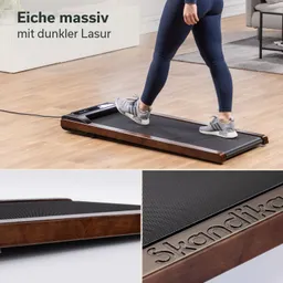 Ein Holz Laufband mit dunkler Lasur, auf dem eine Person steht. Im Vordergrund Details des Laufbands und der Aufschrift "Skandika".
