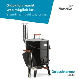 Schwarze Gulaschkanone mit grauem Deckel, Fußgestell, Rauchrohr und Zubehör wie einem Schöpflöffel und Grillhandschuh.