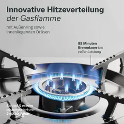 Gasherd mit blauer Flamme im Brennerbereich. Text beschreibt innovative Hitzeverteilung und Brenndauer.
